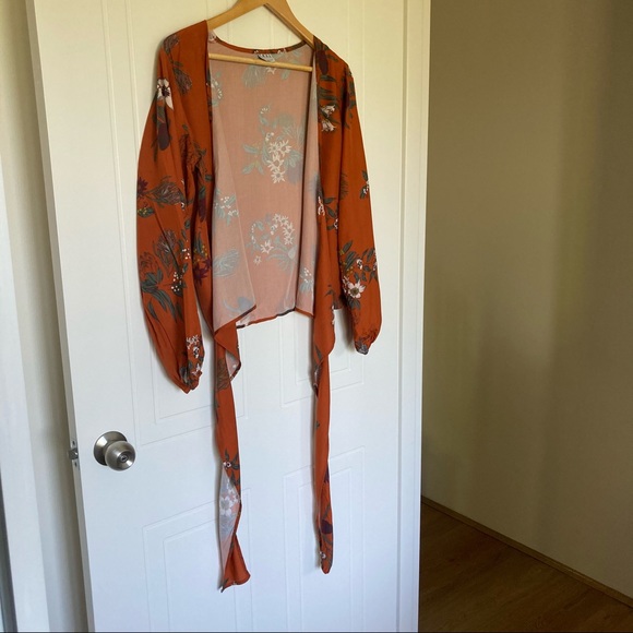 Tasi Travels long sleeve floral burnt orange wrap blouse - size M/L - Picture 5 of 8